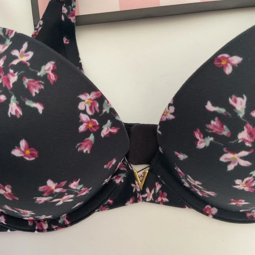 Victorias Secret Love Cloud Black Floral Push Up Plunge Bra Size 34B NWT